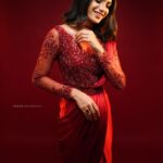Deepa Thomas Instagram - Feels like a 🍷 This beautiful red drape saree : @t.and.msignature ❤️ Jewellery: @m.o.dsignature ✨ Makeup & hair : @femy_antony__ ✨ MUAH assistant : @sharath_8686 ✨ Clicked by : 📸@jiksonphotography ✨ Studio Loc