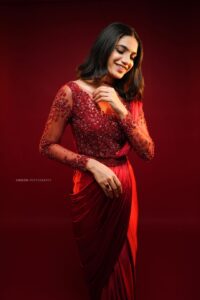 Deepa Thomas Instagram - Feels like a 🍷 This beautiful red drape saree : @t.and.msignature ❤️ Jewellery: @m.o.dsignature ✨ Makeup & hair : @femy_antony__ ✨ MUAH assistant : @sharath_8686 ✨ Clicked by : 📸@jiksonphotography ✨ Studio Loc