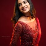 Deepa Thomas Instagram - Feels like a 🍷 This beautiful red drape saree : @t.and.msignature ❤️ Jewellery: @m.o.dsignature ✨ Makeup & hair : @femy_antony__ ✨ Clicked by : 📸@jiksonphotography ✨ #tandmsignature #modsignaturejewellery #deepathomas #christmas #drapesaree Studio Loc