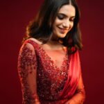 Deepa Thomas Instagram - Feels like a 🍷 This beautiful red drape saree : @t.and.msignature ❤️ Jewellery: @m.o.dsignature ✨ Makeup & hair : @femy_antony__ ✨ Clicked by : 📸@jiksonphotography ✨ #tandmsignature #modsignaturejewellery #deepathomas #christmas #drapesaree Studio Loc