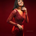 Deepa Thomas Instagram – Feels like a 🍷 

This beautiful red drape saree : @t.and.msignature ❤️
Jewellery: @m.o.dsignature ✨
Makeup & hair : @femy_antony__ ✨
Clicked by : 📸@jiksonphotography ✨

#tandmsignature #modsignaturejewellery #deepathomas #christmas #drapesaree Studio Loc
