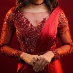 Deepa Thomas Instagram - Feels like a 🍷 This beautiful red drape saree : @t.and.msignature ❤️ Jewellery: @m.o.dsignature ✨ Makeup & hair : @femy_antony__ ✨ Clicked by : 📸@jiksonphotography ✨ #tandmsignature #modsignaturejewellery #deepathomas #christmas #drapesaree Studio Loc