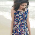 Deepa Thomas Instagram - Undoubtedly a beach person! 🤘🏻 🌼 Loved this bloom Kurti by @comfy.garments 💙🌼 Photography : @aisha_moidhu 💛