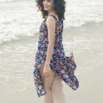 Deepa Thomas Instagram - Undoubtedly a beach person! 🤘🏻 🌼 Loved this bloom Kurti by @comfy.garments 💙🌼 Photography : @aisha_moidhu 💛
