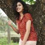 Deepa Thomas Instagram - I'm always comfy with @comfy.garments 💛 Civappu Shirt : @comfy.garments Thankyou for this beautiful pictures 📸 : @aisha_moidhu