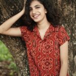 Deepa Thomas Instagram - I'm always comfy with @comfy.garments 💛 Civappu Shirt : @comfy.garments Thankyou for this beautiful pictures 📸 : @aisha_moidhu