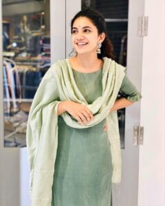 Deepa Thomas Instagram - Little by little, step by step you will complete yourself on your own !💫 📸 : @anoopfrkz007 Dupatta : @ubh_inventor_of__fashion
