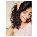Deepa Thomas Instagram - You see my favourite color over there ! 🤷🏻‍♀️ Eye stick : @lakmeindia Eye conic kajal : Blue