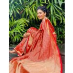 Deepa Thomas Instagram - No wonder why it’s said "Six yards of pure grace“✨ Saree & blouse : @tanirika_collectio Makeup & hair : @rizwan_themakeupboy SFS Airport Royale