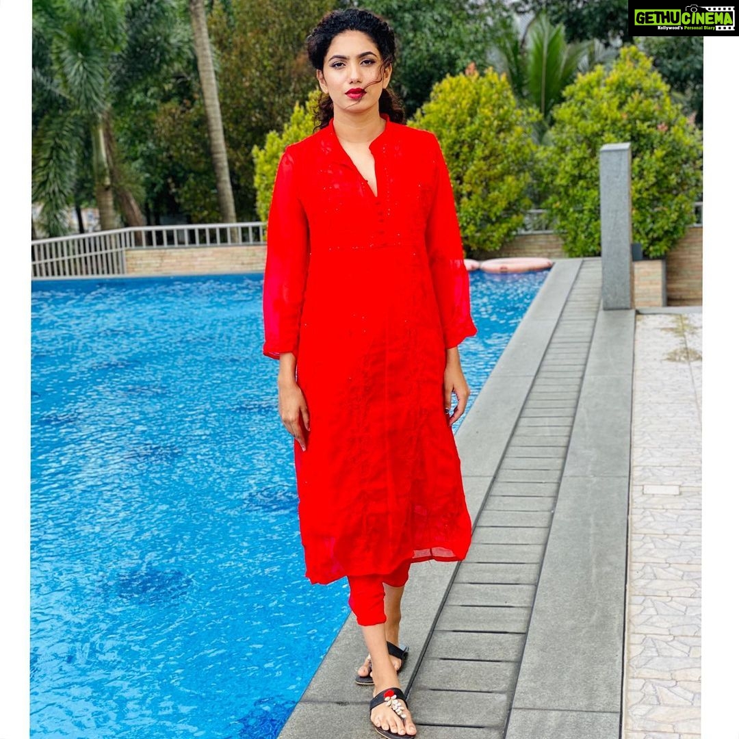 Deepa Thomas Instagram - Okay, This is chikkankari kurti not chicken curry - @naslen._ π€¦π»ββοΈ. Learn something new for today π€·π»ββοΈ Red chikkankari kurti : @online_shopping_cartt Makeup & hair : @rizwan_themakeupboy Sandal : @lark_boutique_and_footland