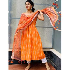 Deepa Thomas Instagram - This Ikkat salwar kameez, this lovely color & the cute tassels tops my wardrobe now! Dress : @adornelegance 🧡 Stitched from : @_lapis_boutique_ #salwarkameez #tassels #paidcollaboration #orangecolordress #photoshoot #deepathomas