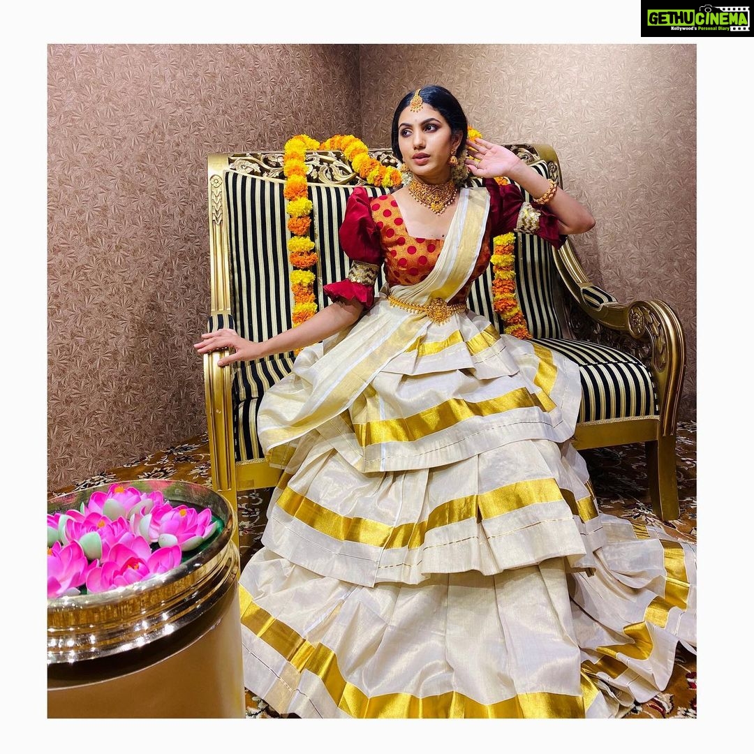 Deepa Thomas Instagram - 🌸Let this Onam brings you happiness, peace and more health ✨🌸 Dawani & jewellery: @shobhikaweddingsofficial Makeup : @rizwan_themakeupboy Styling : @creative_world_by_rs Thanks to @hashifajar 😊 Shobhika Wedding Mall