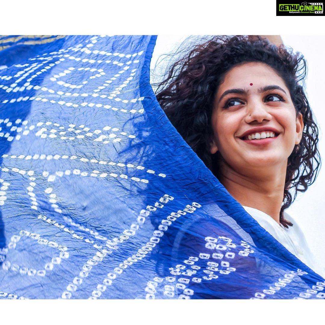 Deepa Thomas Instagram - My love for the wind in my hair and the sand between my toes will never end..✨ 📸 : @boxer_marakkar Dupatta : @bhasuri_ @rooh_sted_ #collaboration #salwarkameez #dupatta #desifashion #dress #photoshoot #mallugirl