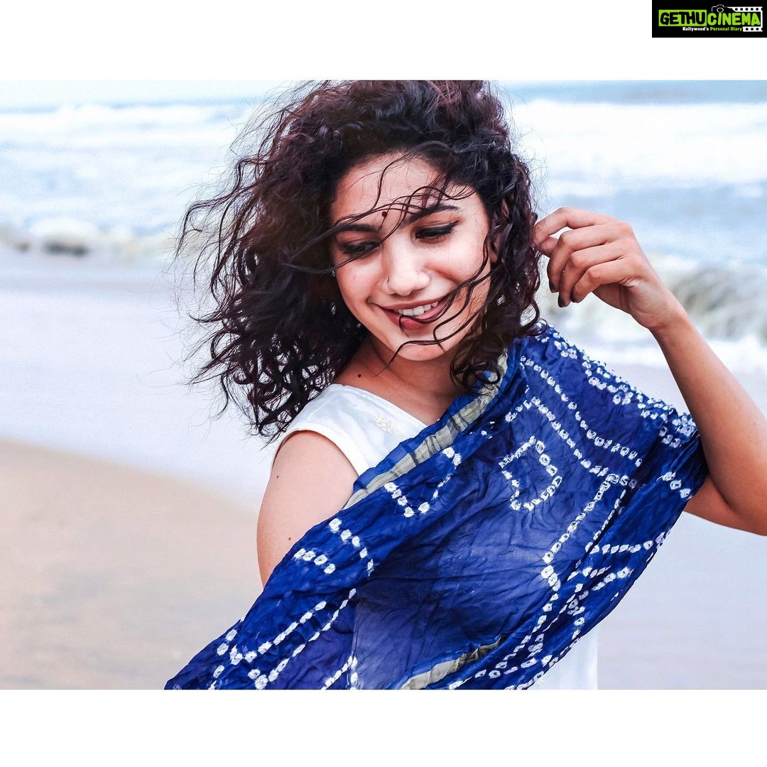 Deepa Thomas Instagram - My love for the wind in my hair and the sand between my toes will never end..✨ 📸 : @boxer_marakkar Dupatta : @bhasuri_ @rooh_sted_ #collaboration #salwarkameez #dupatta #desifashion #dress #photoshoot #mallugirl Kozhikode Beach