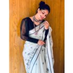 Deepa Thomas Instagram - I’m wearing a saree in its best quality.Thankyou @ekatva.co & I loved it so much ❤️ Saree : @ekatva.co ✨ Blouse : @miradesigns_by_anu Styling : @chaaru__s & @miradesigns_by_anu❤️ Order your favourite sarees from @ekatva.co ✨ #sareecollection #saree #sareecollaboration #paidcollaboration #photoshoot #keralasaree