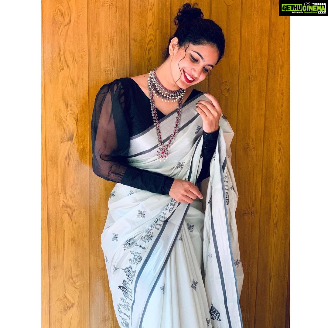 Deepa Thomas Instagram - I’m wearing a saree in its best quality.Thankyou @ekatva.co & I loved it so much ❤️ Saree : @ekatva.co ✨ Blouse : @miradesigns_by_anu Styling : @chaaru__s & @miradesigns_by_anu❤️ Order your favourite sarees from @ekatva.co ✨ #sareecollection #saree #sareecollaboration #paidcollaboration #photoshoot #keralasaree