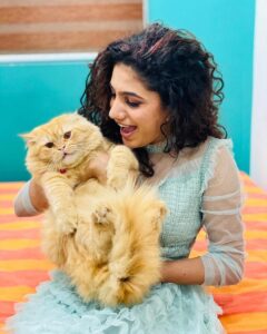 Deepa Thomas Instagram - Hallaa Jabbar!! ❤️ @rizwan_themakeupboy Someone is in loveeee with your Jabbar 😘 Kozhikode