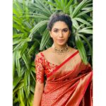 Deepa Thomas Instagram - No wonder why it’s said "Six yards of pure grace“✨ Saree & blouse : @tanirika_collectio Makeup & hair : @rizwan_themakeupboy SFS Airport Royale