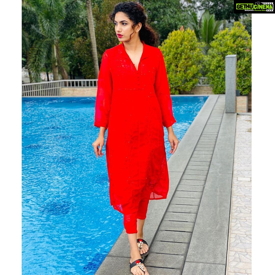 Deepa Thomas Instagram - Okay, This is chikkankari kurti not chicken curry - @naslen._ π€¦π»ββοΈ. Learn something new for today π€·π»ββοΈ Red chikkankari kurti : @online_shopping_cartt Makeup & hair : @rizwan_themakeupboy Sandal : @lark_boutique_and_footland