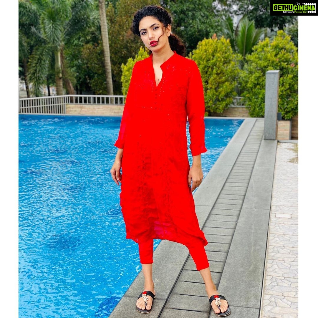 Deepa Thomas Instagram - Okay, This is chikkankari kurti not chicken curry - @naslen._ π€¦π»ββοΈ. Learn something new for today π€·π»ββοΈ Red chikkankari kurti : @online_shopping_cartt Makeup & hair : @rizwan_themakeupboy Sandal : @lark_boutique_and_footland