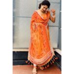 Deepa Thomas Instagram - This Ikkat salwar kameez, this lovely color & the cute tassels tops my wardrobe now! Dress : @adornelegance 🧡 Stitched from : @_lapis_boutique_ #salwarkameez #tassels #paidcollaboration #orangecolordress #photoshoot #deepathomas