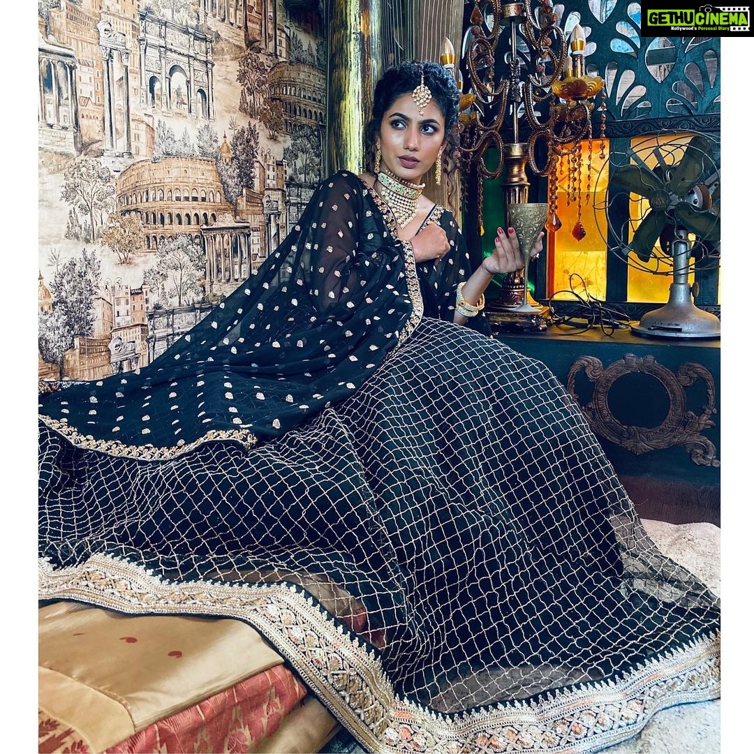 Deepa Thomas Instagram - So I never really knew you God I really tried to Blindsided, addicted Felt we could really do this But really I was foolish Hindsight it's Obvious #Moralofthestory #Tobecontinued #Addictedtothissong #collaboration #bridalcostume #bridalmakeup #lapisboutique Lehanga: @_lapis_boutique_ Makeup & hair : @rizwan_themakeupboy Jewellery: @bridal_jewelery_rental_alameen Special thanks to the team for the location : @gudhaam @foodlibrarycalicut ✨ Gudhaam Art Cafe