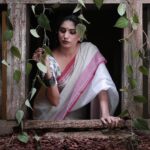 Deepa Thomas Instagram - A shoot I always wished for...🍃 . . . . * Naalukettu series * Saree: @kamalika_thewomensattire Blouse designed : @_lapis_boutique_ Photography : @sonhal_fx_factory Edits : @shabid_sonhal Makeup and hair : @rizwanjx6 Saree styling : @chaaru__s Concpet : @_a_n_a_n_t_h_u_v_a @arathivaiga #saree #sareelove #sareephotoshoot #naalukettu #collaboration