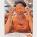Deepa Thomas Instagram - My version of posing for Fanta 🍊 Studio - @salkararestaurant 🤤 Still Photographer- @anarkali_nazar♥️ #saladsofinstagram #food Salkara Restaurant Kochi