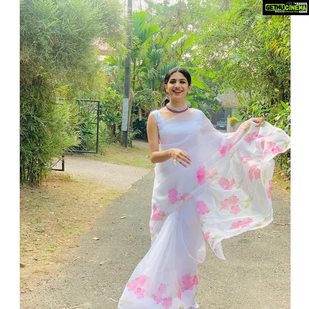 Deepa Thomas Instagram - Extremely obsessed with this saree ✨ Organza saree by @varnudais 🌸🌸 Thankyou so much!♥️ #sareelove#organzasaree #white Calicut, India