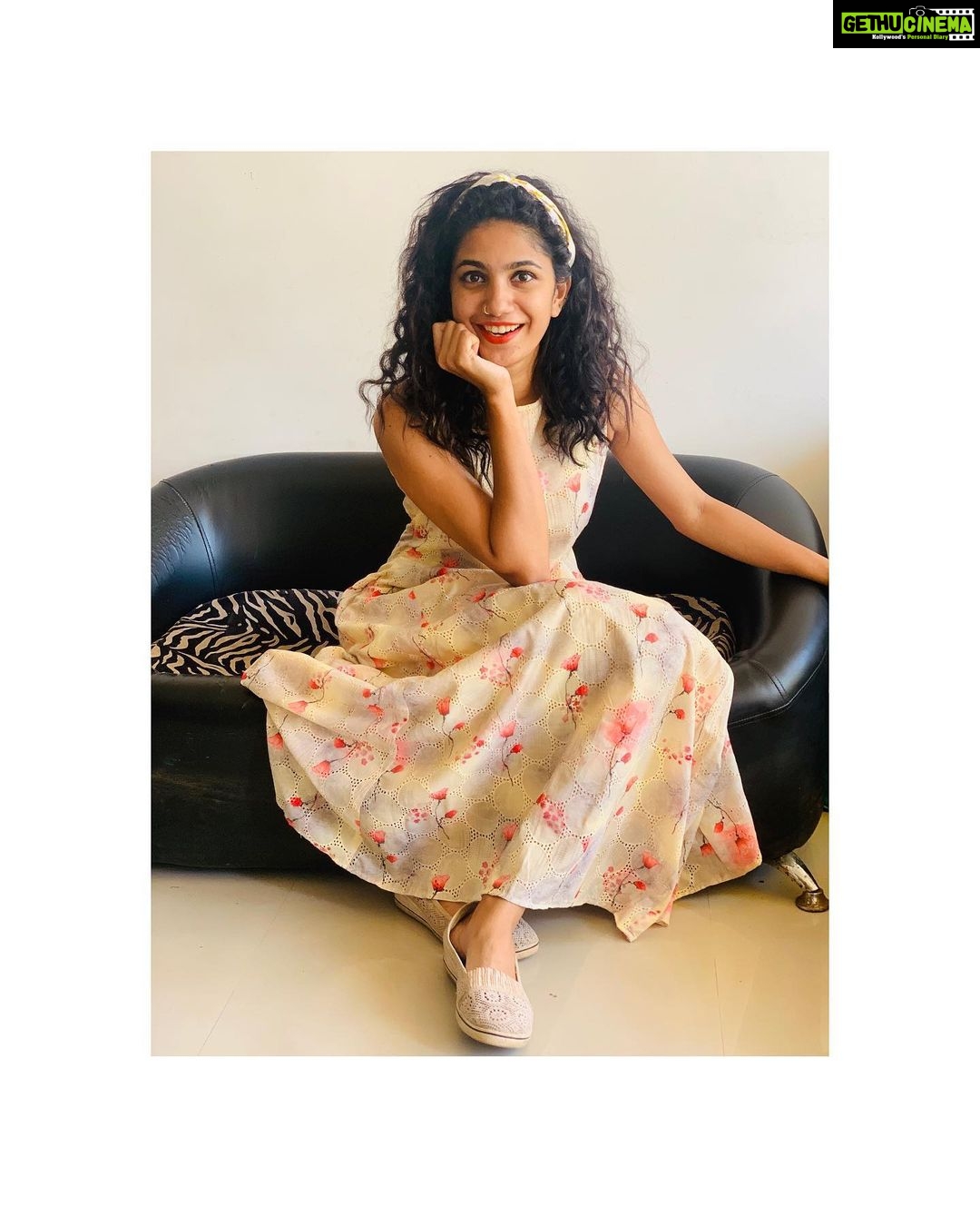 Deepa Thomas Instagram - And this was a beautiful comfy dress by @comfy.garments 👗 ♥️ The cute floral head band by @cucurbita__ ♥️ #comfy #dress #pastel #gift #headband