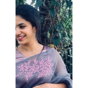 Deepa Thomas Instagram - T𝚑𝚊𝚗𝚔𝚢𝚘𝚞 𝚜𝚘 𝚖𝚞𝚌𝚑 𝚏𝚘𝚛 𝚝𝚑𝚒𝚜 𝚙𝚛𝚎𝚝𝚝𝚢 𝚜𝚊𝚛𝚎𝚎 🌸💕 @shadespalette @parvathyshibukombara #saree #paidcollaboration