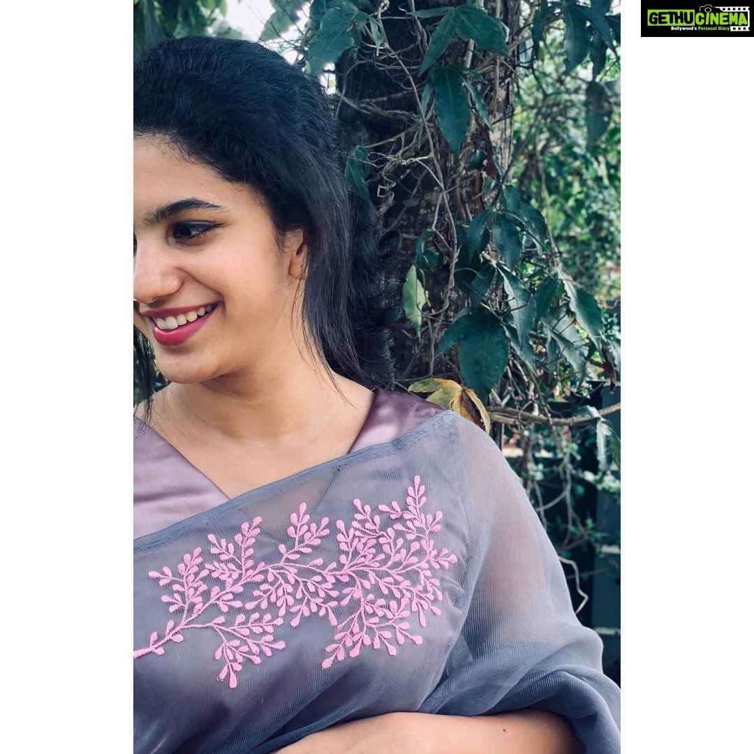Deepa Thomas Instagram - Tπππππ’ππ ππ ππππ πππ ππππ ππππππ’ πππππ πΈπ @shadespalette @parvathyshibukombara #saree #paidcollaboration