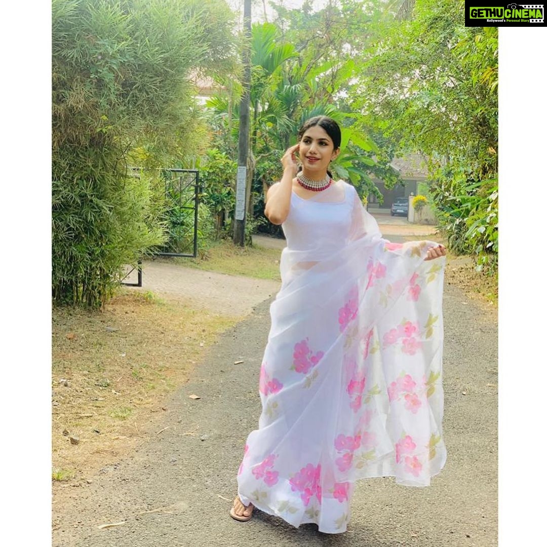 Deepa Thomas Instagram - Extremely obsessed with this saree ✨ Organza saree by @varnudais 🌸🌸 Thankyou so much!♥️ #sareelove#organzasaree #white Calicut, India