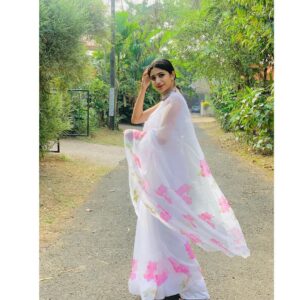Deepa Thomas Instagram - Extremely obsessed with this saree ✨ Organza saree by @varnudais 🌸🌸 Thankyou so much!♥️ #sareelove#organzasaree #white Calicut, India