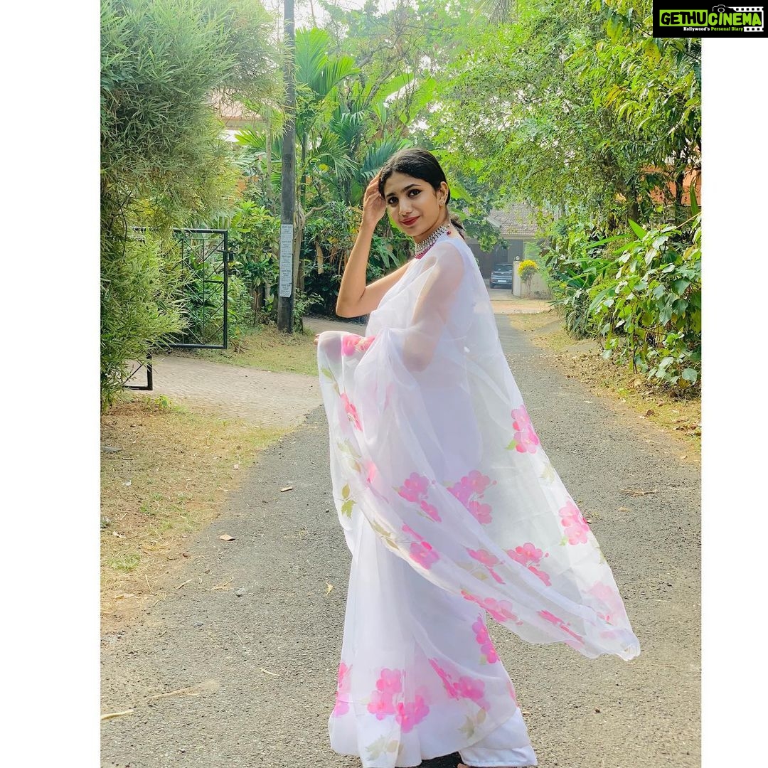 Deepa Thomas Instagram - Extremely obsessed with this saree ✨ Organza saree by @varnudais 🌸🌸 Thankyou so much!♥️ #sareelove#organzasaree #white Calicut, India