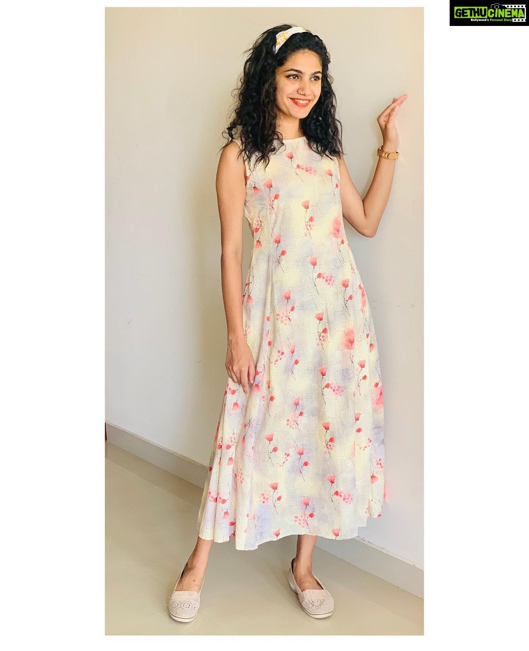 Deepa Thomas Instagram - And this was a beautiful comfy dress by @comfy.garments 👗 ♥️ The cute floral head band by @cucurbita__ ♥️ #comfy #dress #pastel #gift #headband
