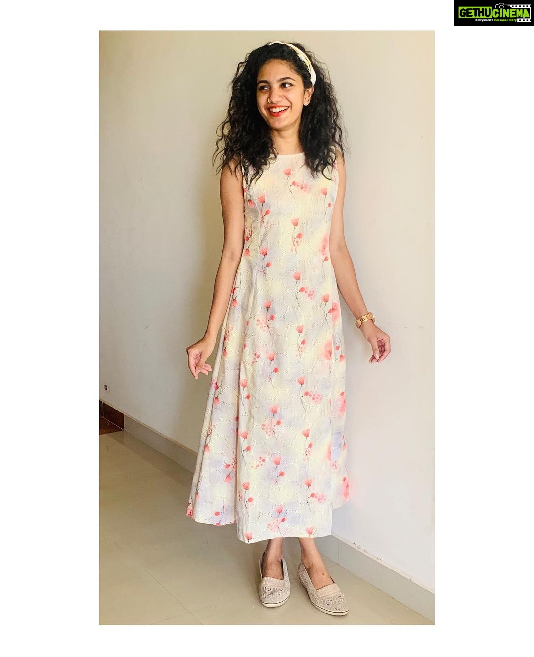 Deepa Thomas Instagram - And this was a beautiful comfy dress by @comfy.garments 👗 ♥️ The cute floral head band by @cucurbita__ ♥️ #comfy #dress #pastel #gift #headband