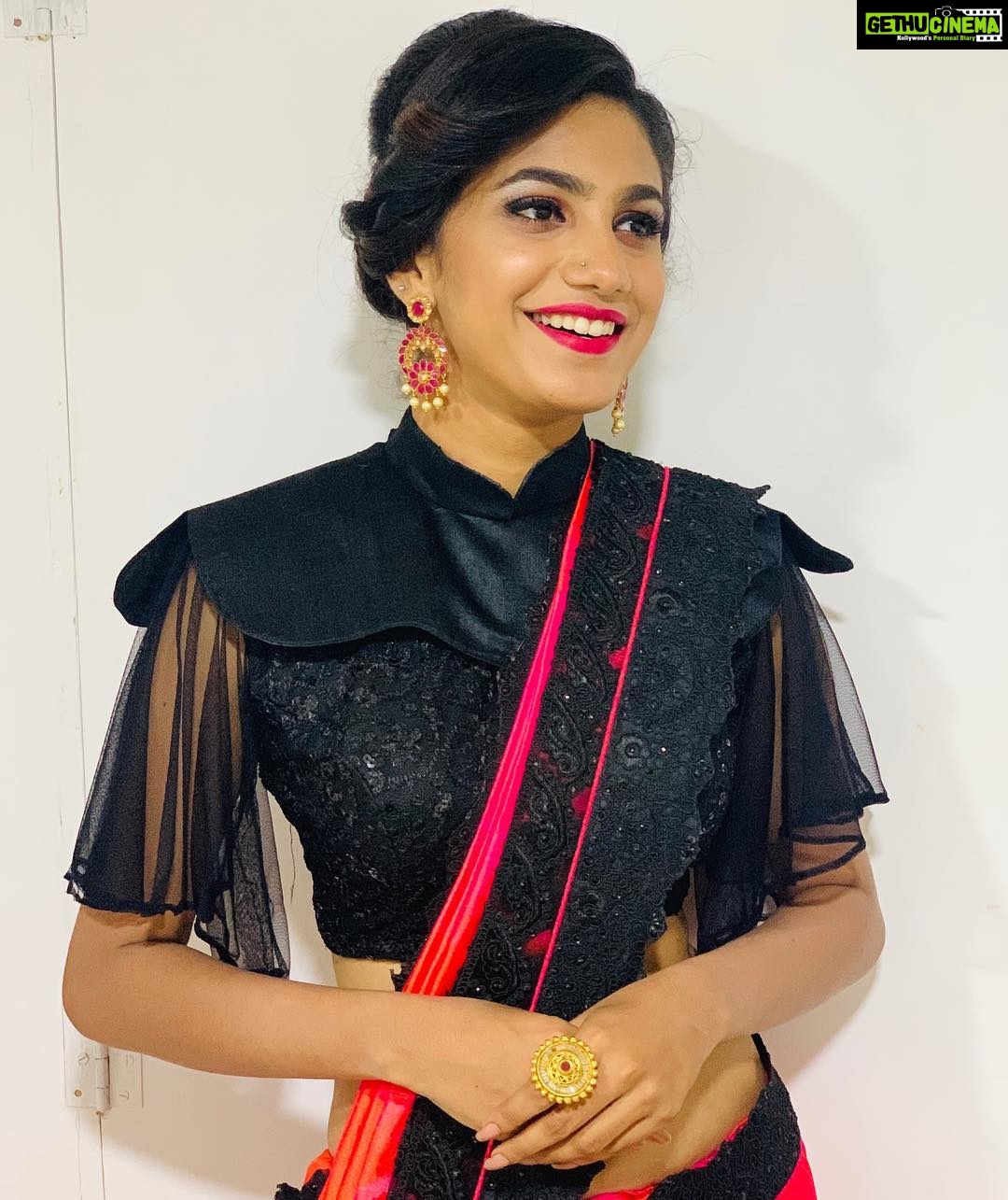 Deepa Thomas Instagram - “Black never fears” 🖤 #shootmode Karikkinath silks Casting by @siraj.ali.5249 Costume styling @nayans_fd Hair styling @anjujagannivasan Makeup by @sudhakar4628 7th Eye Studio