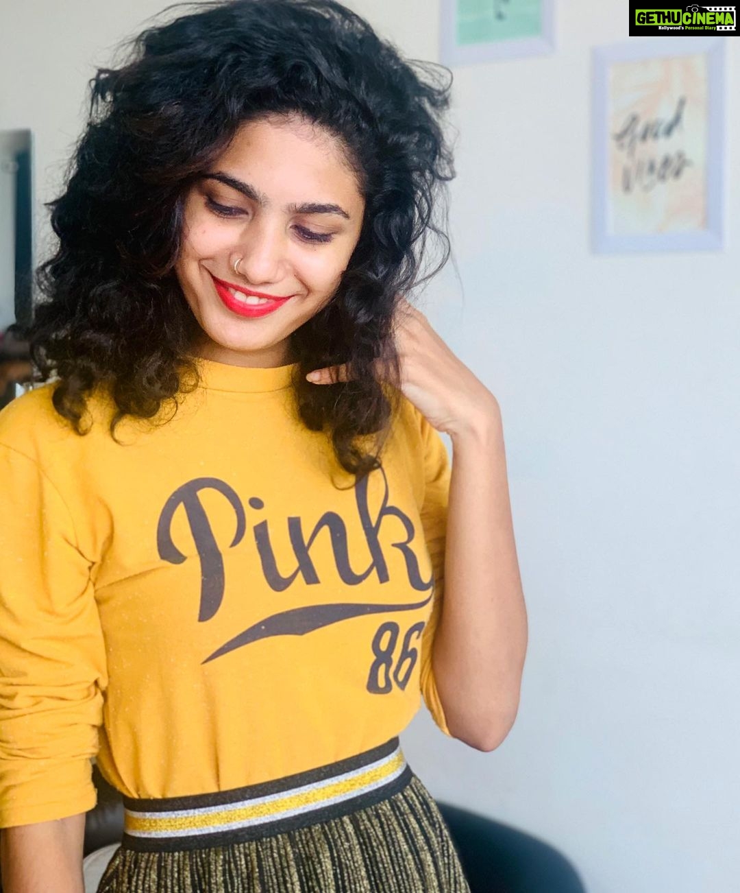 Deepa Thomas Instagram - Pink in yellow 🤷🏻♀️😅