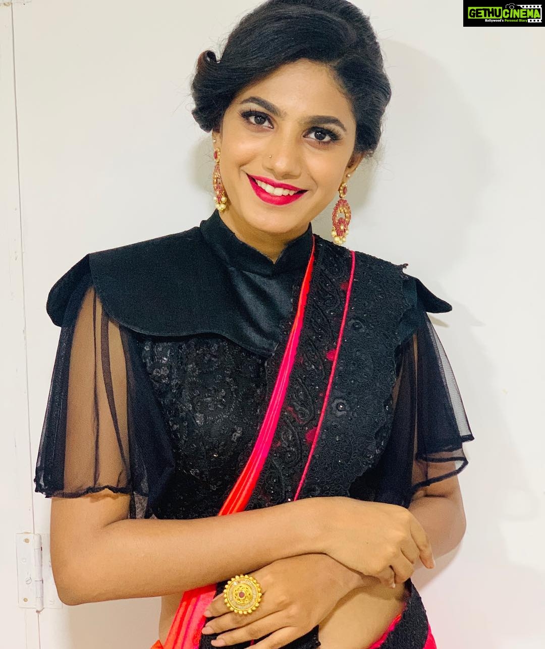 Deepa Thomas Instagram - “Black never fears” 🖤 #shootmode Karikkinath silks Casting by @siraj.ali.5249 Costume styling @nayans_fd Hair styling @anjujagannivasan Makeup by @sudhakar4628 7th Eye Studio