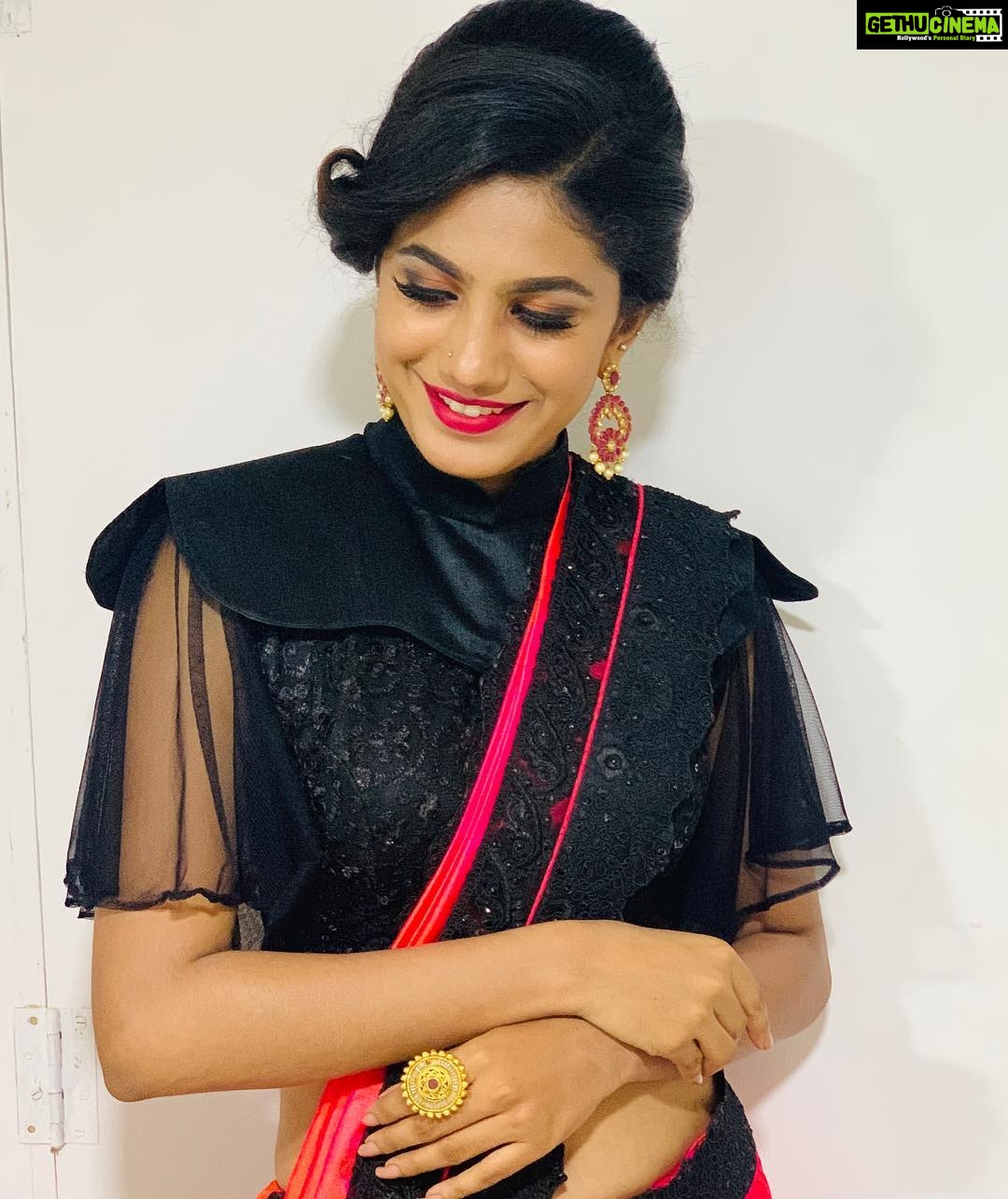 Deepa Thomas Instagram - “Black never fears” 🖤 #shootmode Karikkinath silks Casting by @siraj.ali.5249 Costume styling @nayans_fd Hair styling @anjujagannivasan Makeup by @sudhakar4628 7th Eye Studio