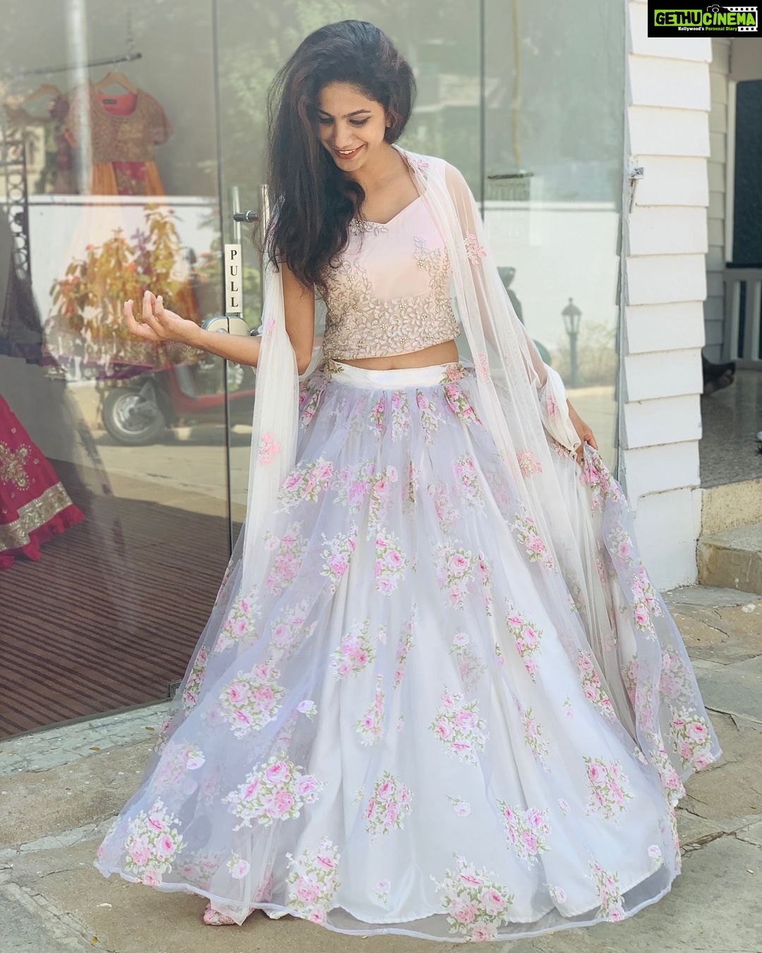 Deepa Thomas Instagram - @varunajithesh designs 💝 👗 Pic credits - @nidhunaofficial Varuna Jithesh