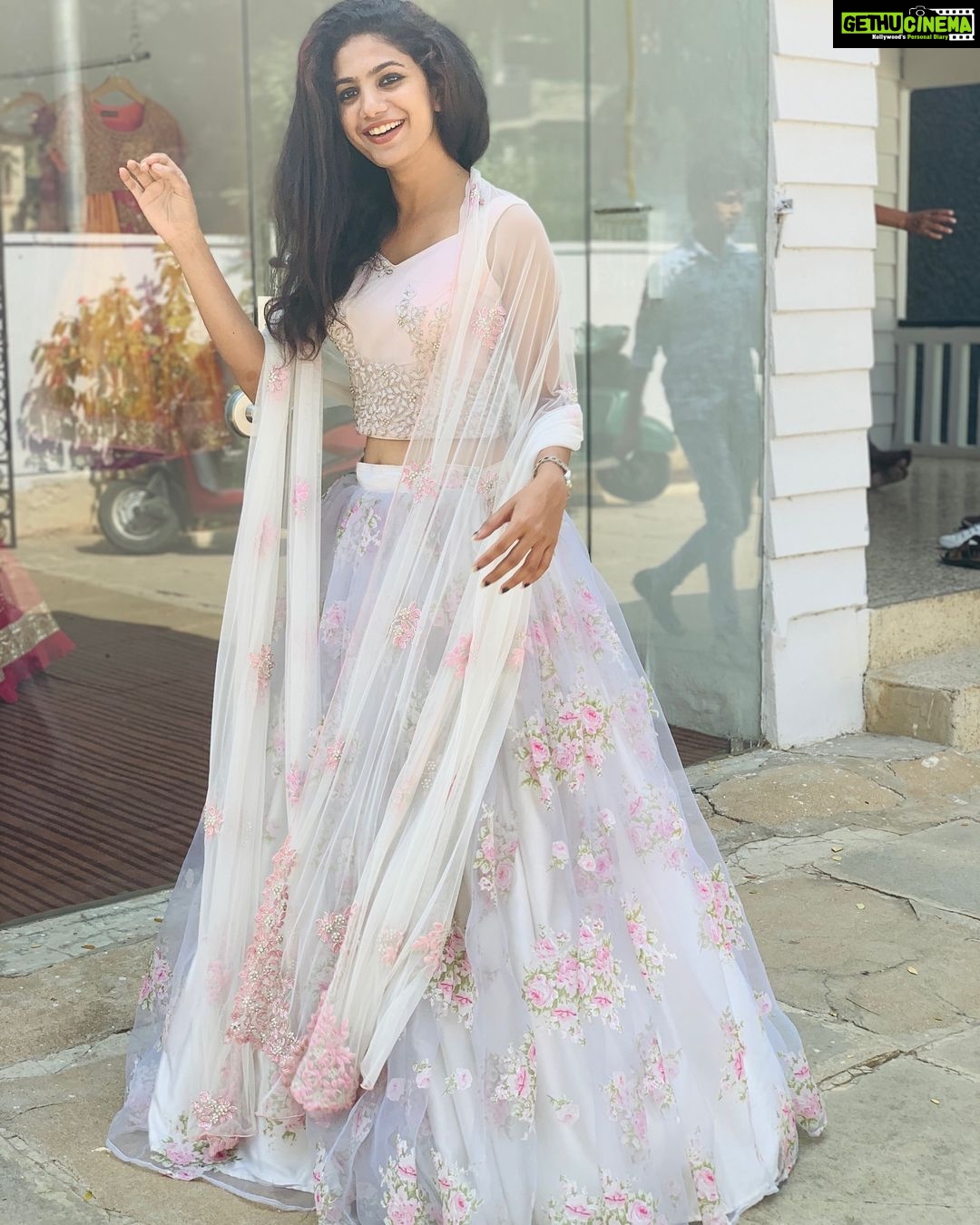 Deepa Thomas Instagram - @varunajithesh designs 💝 👗 Pic credits - @nidhunaofficial Varuna Jithesh