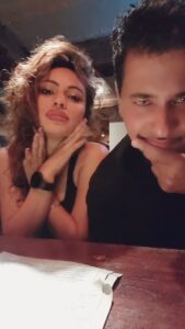 Devshi Khandur Instagram - Lunchtime Remix!!! 🎶🎶🎶

#ballysagoo #launglaachi #remix #mashup #calmdown #anotherbanger #punjabireels #punjabi #fun #actor #njoi #dinnertime #devshikhanduri #bollywood #rema #refix #saxonmill