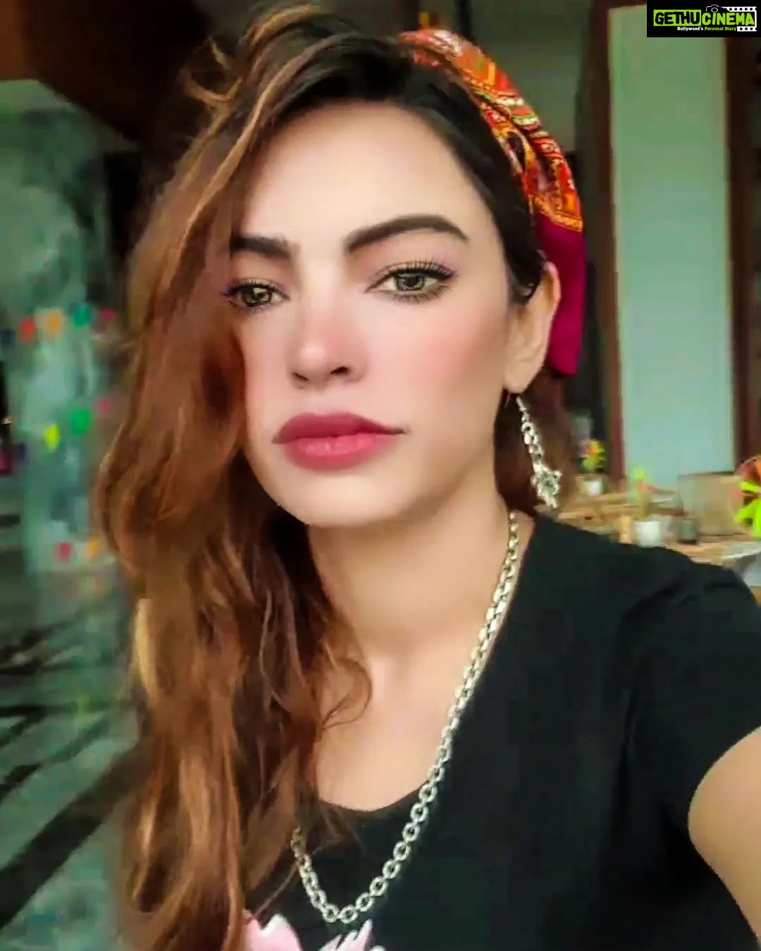 Devshi Khandur Instagram - Baarisho ka paani, ho shyam suhani Chand khile , chand khile, dil ki raahon mein Baatein ho roohani ,kisse kayi kahani Le karwate, le karwate raat baahon mein Jara jara chakh loon Tujhe dil mein rakh loon Reh jao na Ishq hai kaafi , mere liye her dafa Ishq hai kaafi , mere liye bakhuda Ishq hai kaafi ,mere liye her dafa Mere liye tu ishk-e-khuda - Devshi khanduri #ishqhaikaafi #devshikhandurilyrics #poetry #words #love #romanticsong #shayri #actor #beauty #potrait #travel #gourovdasgupta #amitgupta #shrutipathak #devshikhanduri #hitzmusic #freshtunes #song