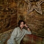 Devshi Khandur Instagram - The pub needs me ❤️ #devshikhanduri #unitedkingdom #actor #pub #travel #englishpub #traveluk #explore #wanderlust #beautyandthepub #arcitecture #theblueboarpub The Blue Boar Inn