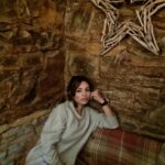 Devshi Khandur Instagram – The pub needs me ❤️
#devshikhanduri #unitedkingdom #actor #pub #travel #englishpub #traveluk #explore #wanderlust #beautyandthepub  #arcitecture #theblueboarpub The Blue Boar Inn