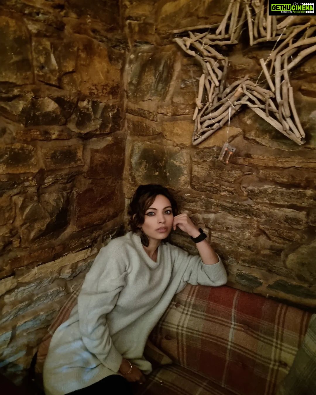Devshi Khandur Instagram - The pub needs me ❤️ #devshikhanduri #unitedkingdom #actor #pub #travel #englishpub #traveluk #explore #wanderlust #beautyandthepub #arcitecture #theblueboarpub The Blue Boar Inn