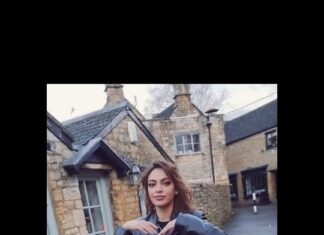 Devshi Khandur Instagram - Lost in Britain's historical lanes ❤️ #devshikhanduri #actor #traveller #ukholiday #bourtononthewater #greatbritain #veniceofthecotswolds #cotswolds #tranquil #traveluk #england #beautifuldestinations #gloucestershire #beautifulhomes #british #village #hiddengems #arcitecture #countrylife #countrycottage #ukholiday #uk #exploreworld #wanderlust #travelgram #travelreels Bourton On The Water