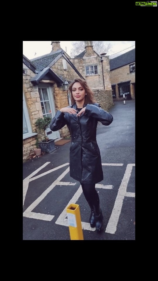 Devshi Khandur Instagram - Lost in Britain's historical lanes ❤️ #devshikhanduri #actor #traveller #ukholiday #bourtononthewater #greatbritain #veniceofthecotswolds #cotswolds #tranquil #traveluk #england #beautifuldestinations #gloucestershire #beautifulhomes #british #village #hiddengems #arcitecture #countrylife #countrycottage #ukholiday #uk #exploreworld #wanderlust #travelgram #travelreels Bourton On The Water